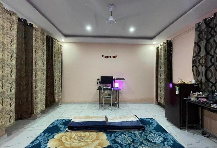 هتل Chirayu Estate