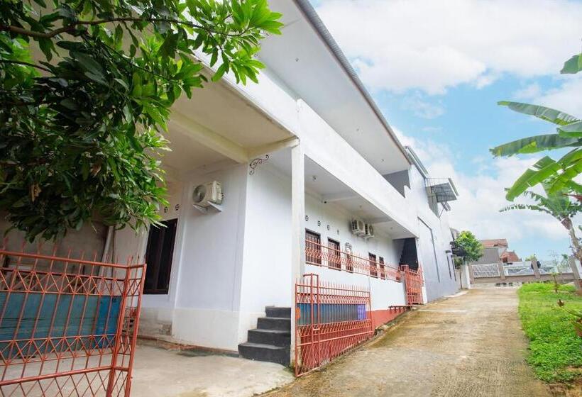 Hotel Oyo 93476 Owo Guest House Syariah