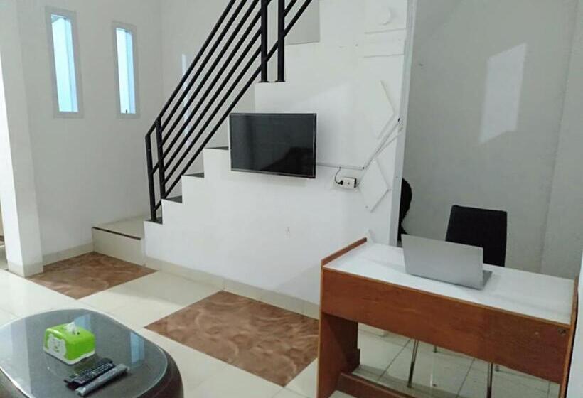 Hotel Oyo 93476 Owo Guest House Syariah