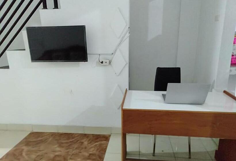 Hotel Oyo 93476 Owo Guest House Syariah