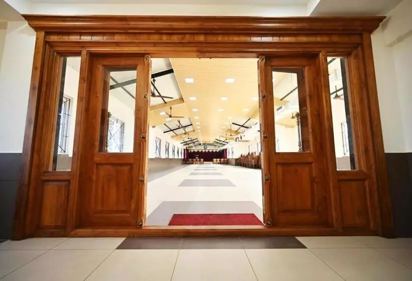 Hotelli Rays Inn Boarding And Lodging