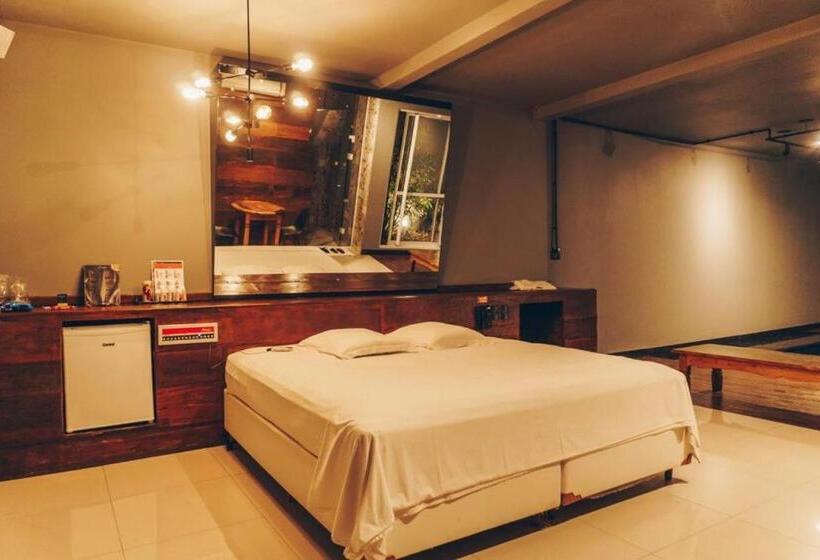 Champagne Motel By Drops