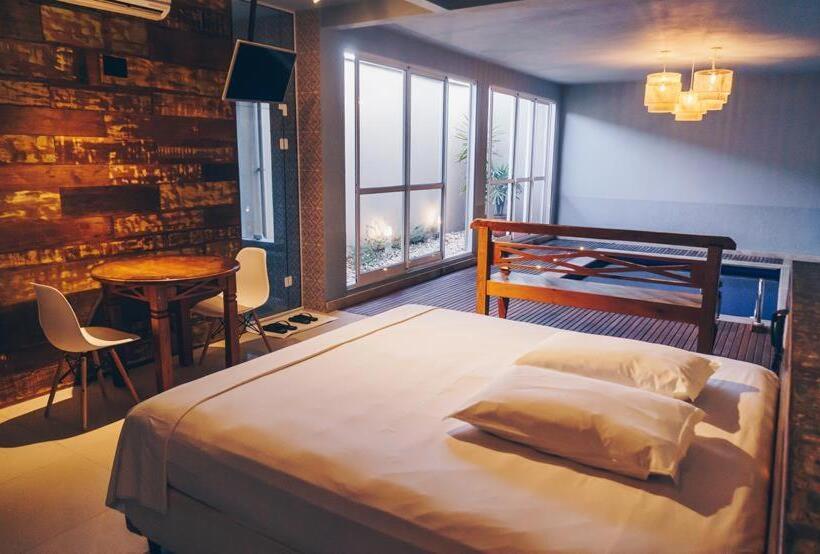 Champagne Motel By Drops