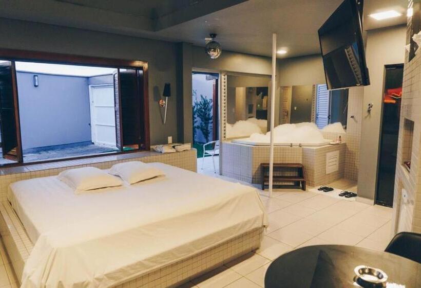 Champagne Motel By Drops