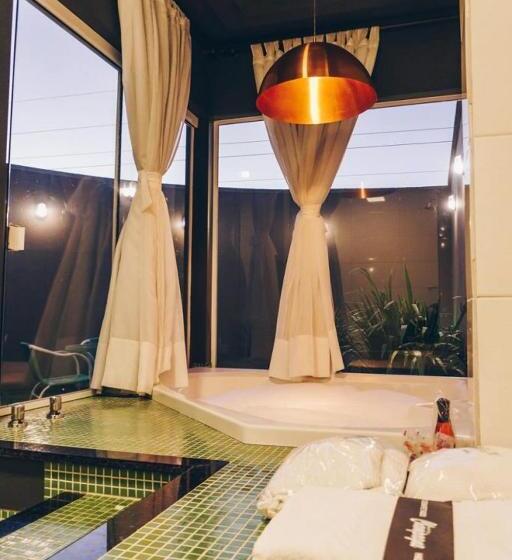 Champagne Motel By Drops