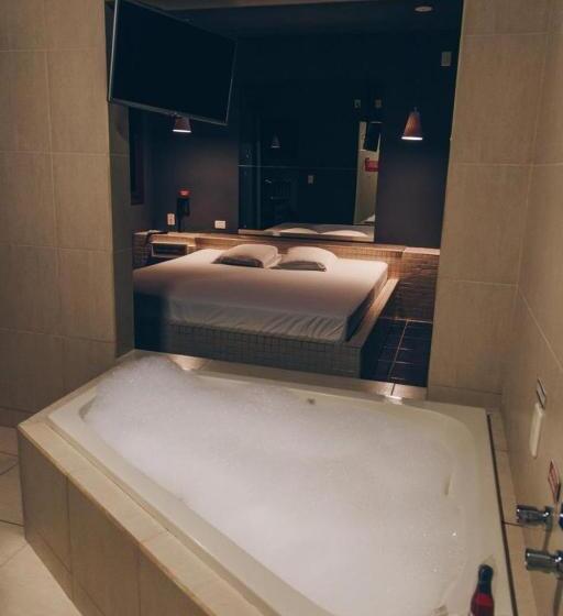 Champagne Motel By Drops