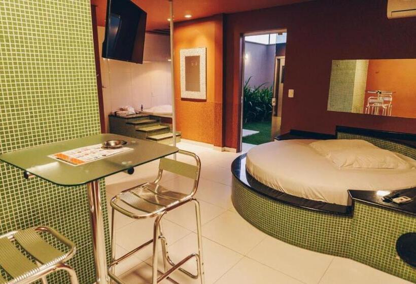 Champagne Motel By Drops