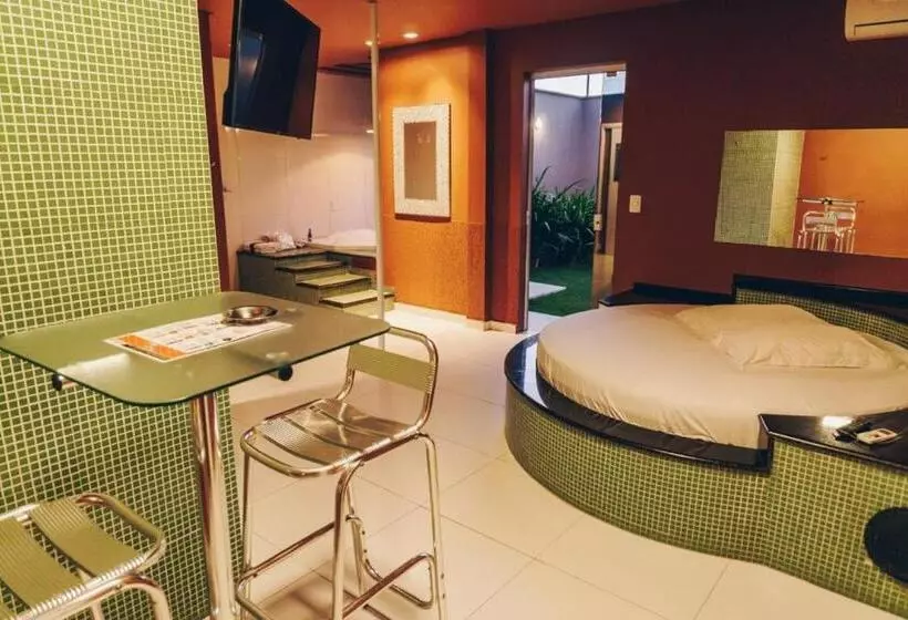 Champagne Motel By Drops