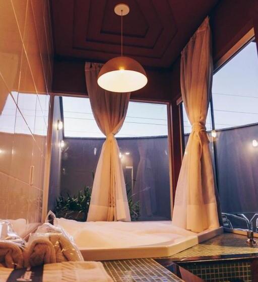 Champagne Motel By Drops