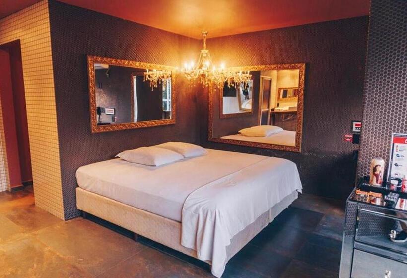 Champagne Motel By Drops