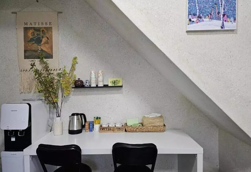 Majatalo Young House