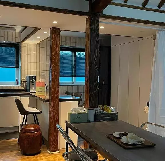 Majatalo Young House