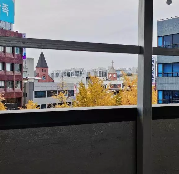 Majatalo Young House