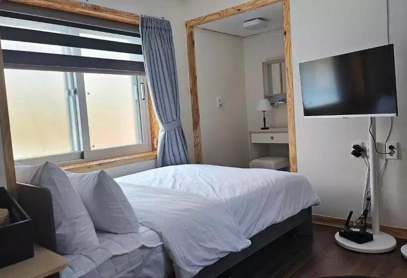 Majatalo Young House