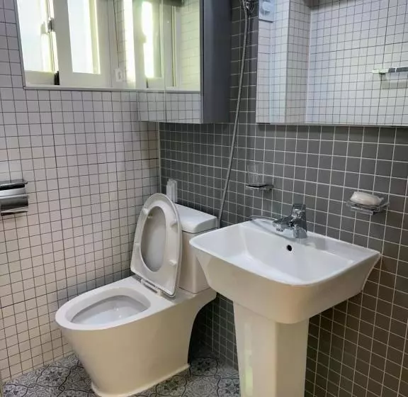 Majatalo Young House