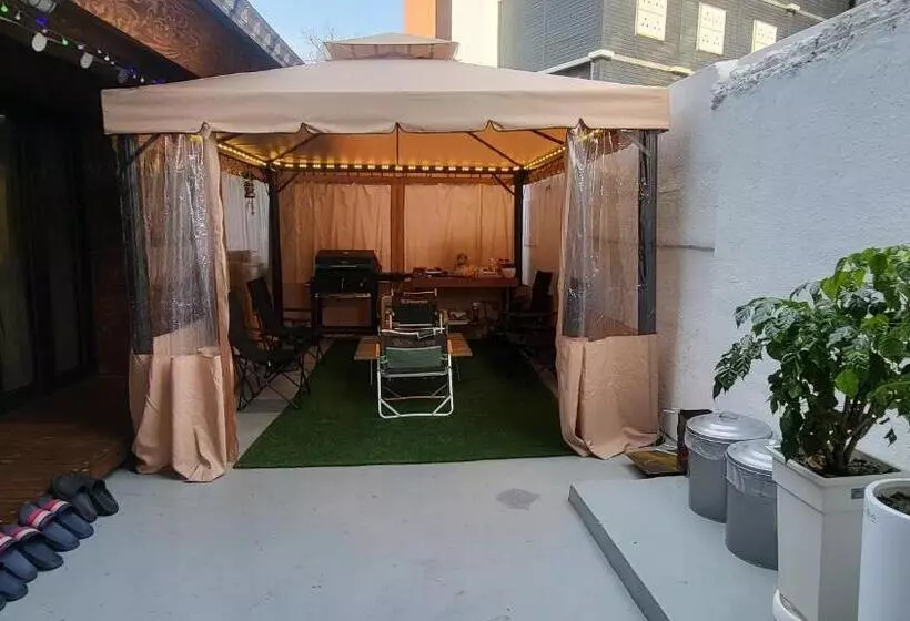 Majatalo Young House