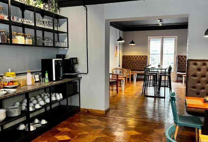 تختخواب و صبحانه Tinka