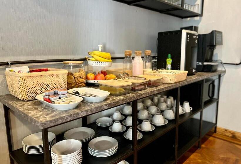 تختخواب و صبحانه Tinka