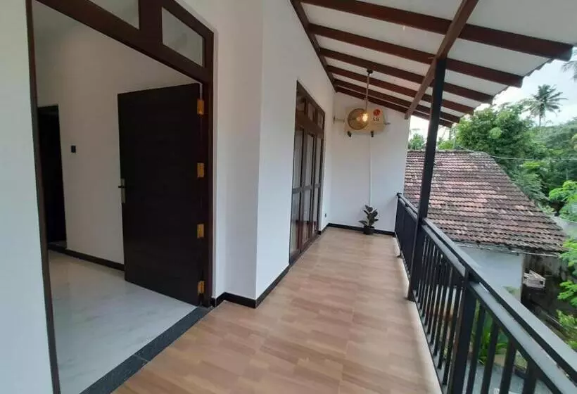 Aamiaismajoitus (B&B) Villa Sunset Tides