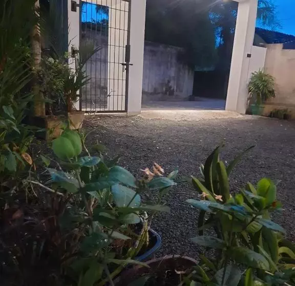 Aamiaismajoitus (B&B) Villa Sunset Tides