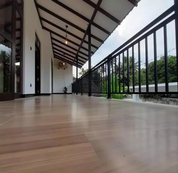 Aamiaismajoitus (B&B) Villa Sunset Tides