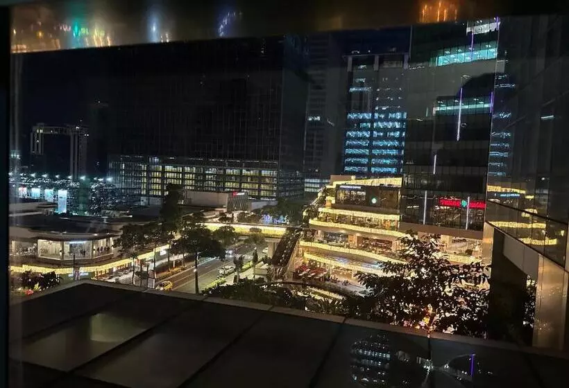 Deluxe Suite In Uptown Bgc With Fountain View