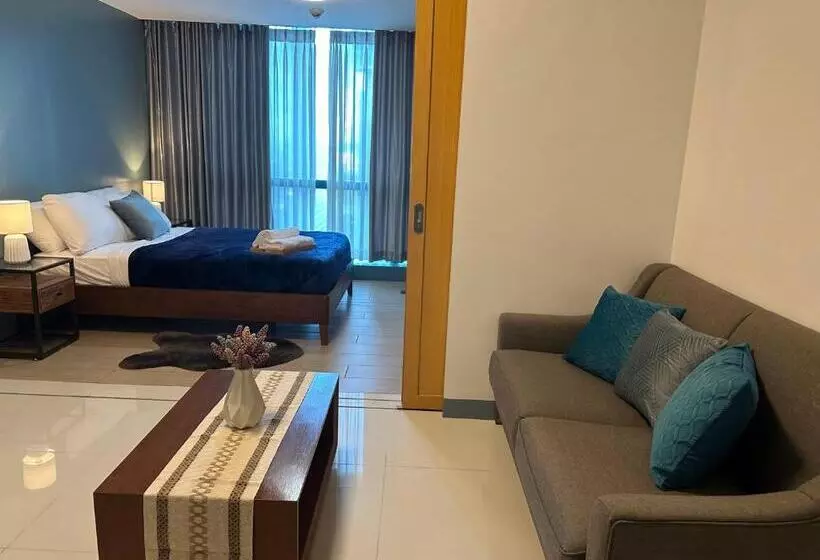 Deluxe Suite In Uptown Bgc With Fountain View