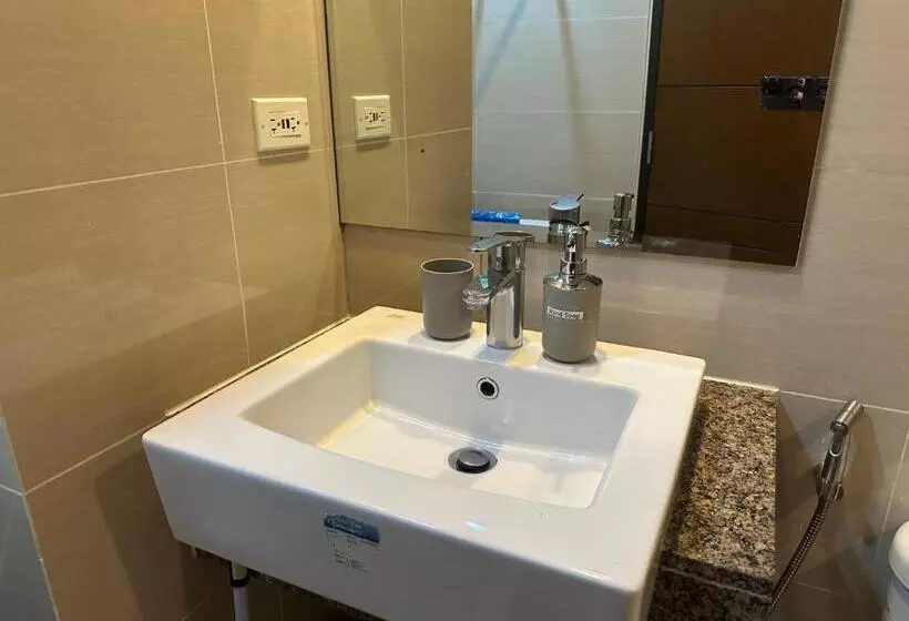 Deluxe Suite In Uptown Bgc With Fountain View