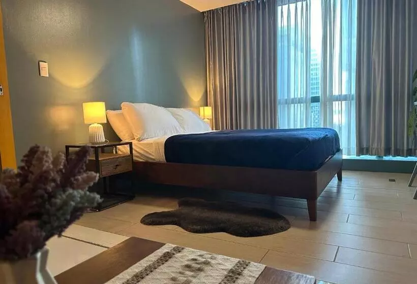 Deluxe Suite In Uptown Bgc With Fountain View