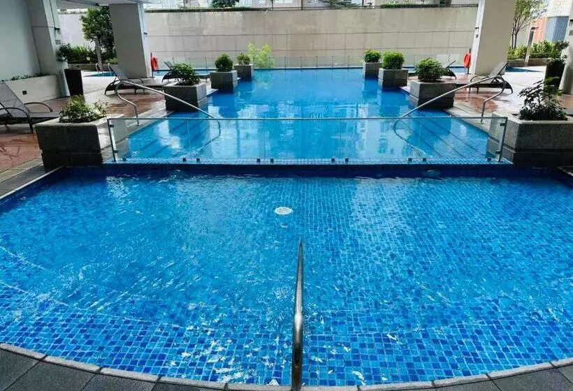 Deluxe Suite In Uptown Bgc With Fountain View