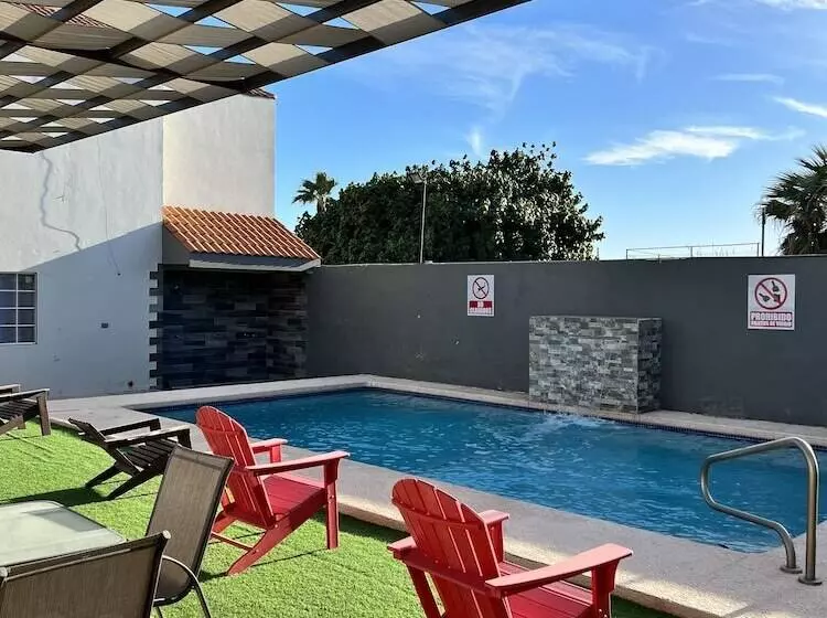 ホテル Los Pinos Inn