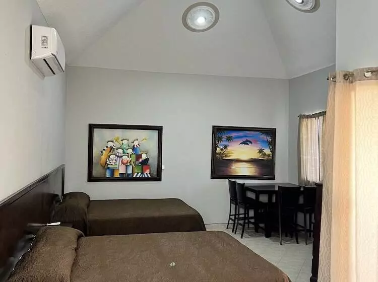 ホテル Los Pinos Inn