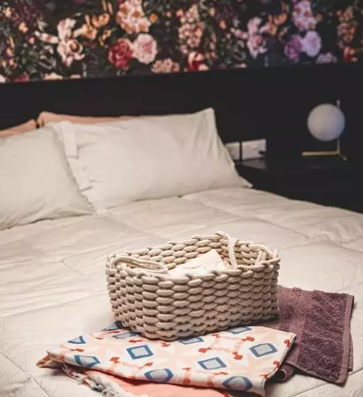 تختخواب و صبحانه Artists  Nest