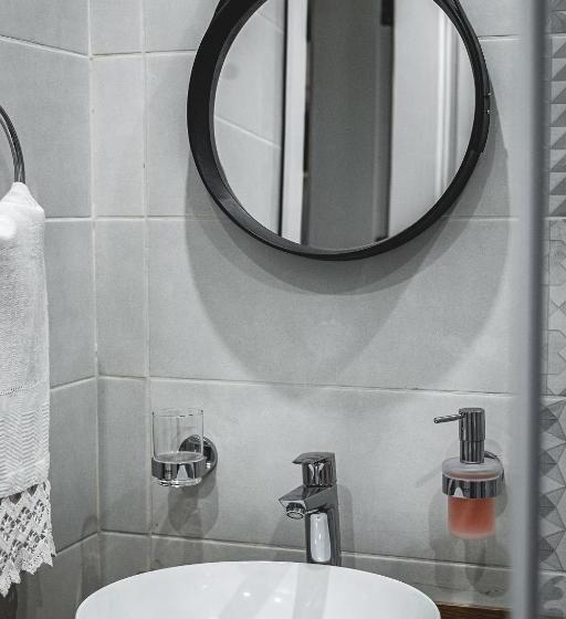 ベッドアンドブレックファースト Artists  Nest