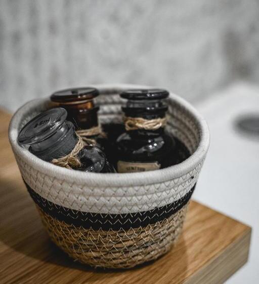 ベッドアンドブレックファースト Artists  Nest