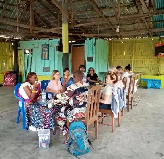 تختخواب و صبحانه Auberge Chez M