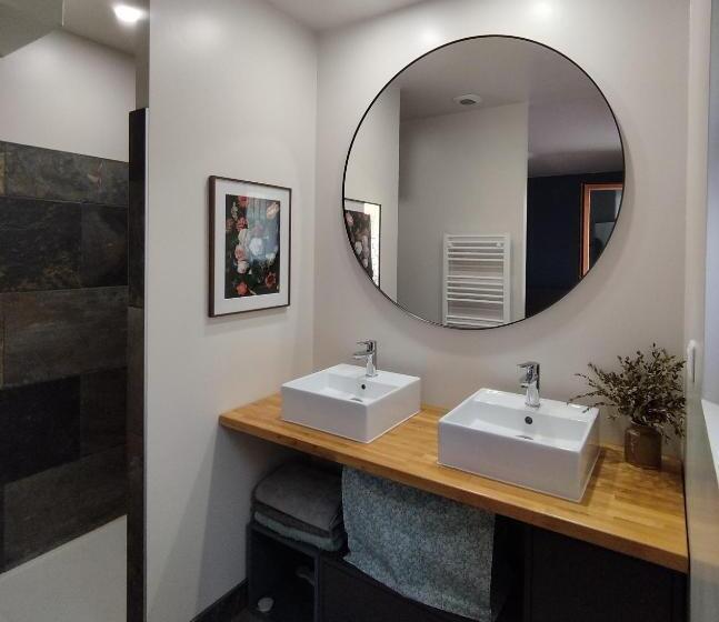 تختخواب و صبحانه Chalet De La Cianario