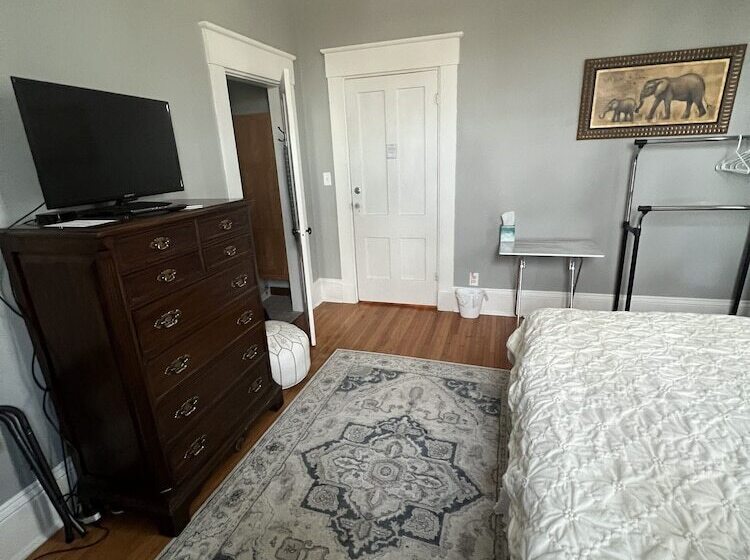 Century Elms Bed And Breakfast