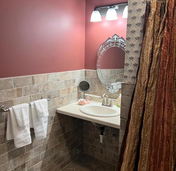 Century Elms Bed And Breakfast