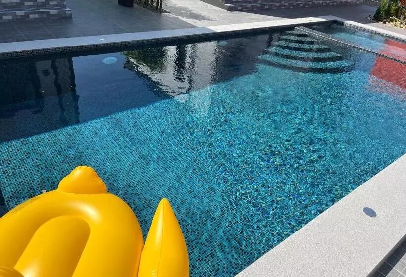 ペンション B.leaf Villa บีลีฟ วิลล่า