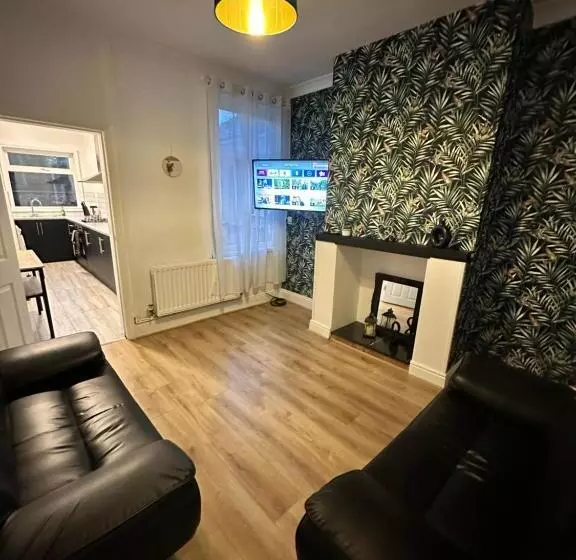 Lovely Town House Room 4