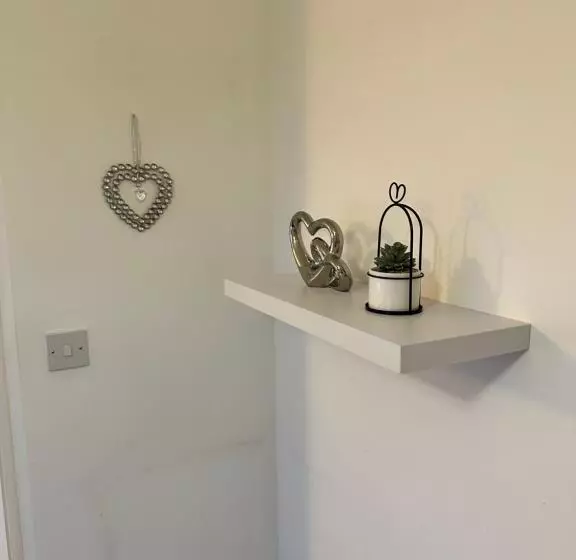 Lovely Town House Room 4