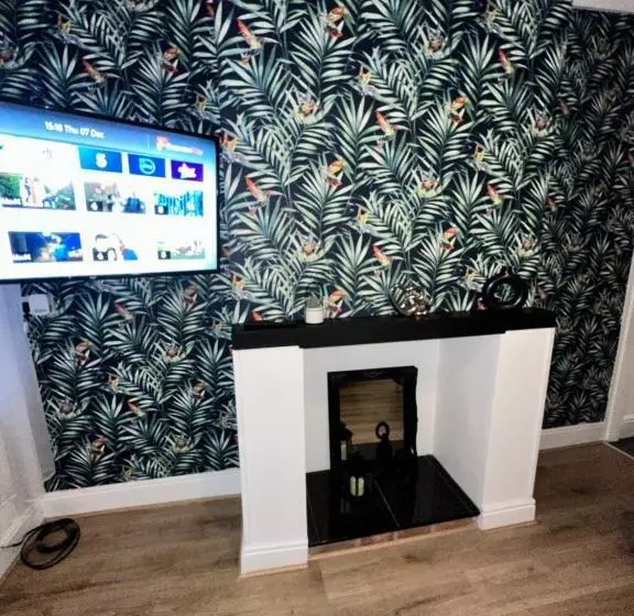 Lovely Town House Room 4