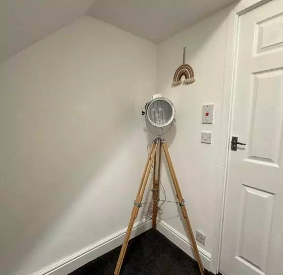 Lovely Town House Room 4