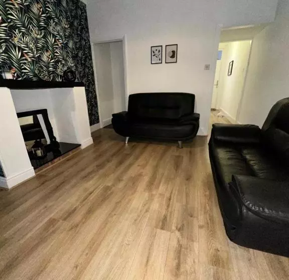 Lovely Town House Room 4