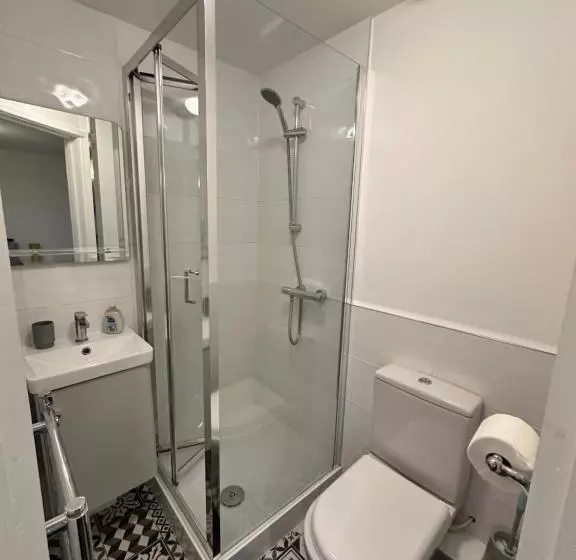 Lovely Town House Room 4
