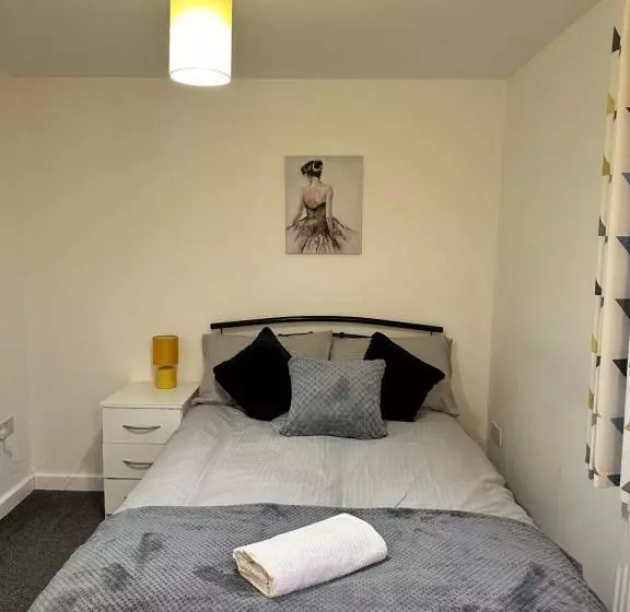 Lovely Town House Room 4