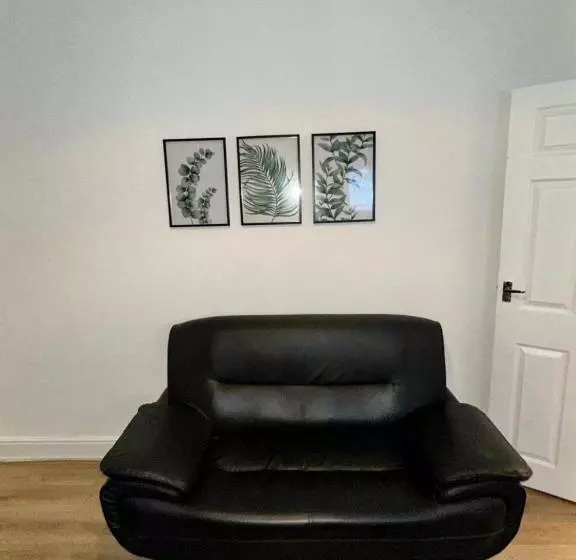 Lovely Town House Room 4