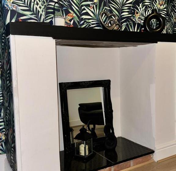 Lovely Town House Room 4