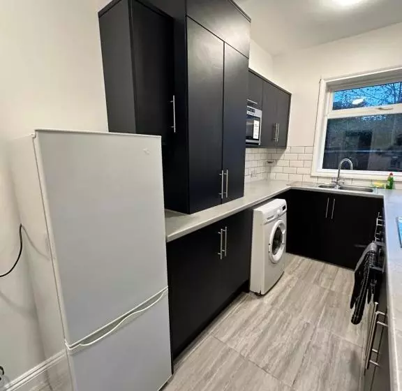 Lovely Town House Room 4